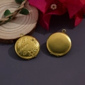 Pendentif médaillon rond doré avec gravure d'étoile et de lune présenté à plat - N°30 Médaillon Rond Gravé Étoiles et Lune (25.5*29.5mm)