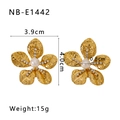 Dettaglio orecchini a fiore dorati con perla e strass, dimensioni 3,9cm x 4,0cm - Stile Fiore Con Perla e Zirconia (NB-E1442)