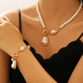 Nahaufnahme von elegantem Barockperlen-Schmuckset mit goldenem Knebelverschluss für Damen - Armband & Halskette Set (M-754+M-755) / Gold