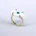 Dettaglio dell'anello dorato regolabile con occhio turco blu e finitura smalto - Aperto Regolabile / Bianco