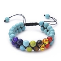 Detalle macro de pulsera de cuentas de chakra de doble capa con cordón trenzado negro - Pulsera de Turquesa