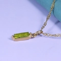 Primer plano del collar dorado con gema rectangular verde amarillenta y cadena de cordón - Peridoto Verde Oliva (Agosto) - Dorado