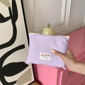 Detalle del neceser de tela púrpura SOZAKKA con cremallera sostenido en la mano - Púrpura Claro