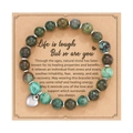 Dettaglio del bracciale con cuore in diaspro rosa su biglietto kraft con dedica - A02 Pietra Verde Marrone Cuore Con Carta