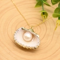 Colgante de concha natural con perla blanca y cristales brillantes sobre cadena oro - Collar con Colgante de Perla y Concha