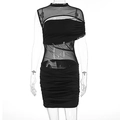 Detail der transparenten Mesh-Einsätze und seitlichen Raffung am schwarzen Minikleid - S / Schwarz