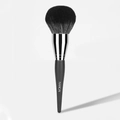 Grote pluizige poederkwast met zwarte haren en een lange matgrijze steel voor make-up - RC Grote Koperen Buis Poederkwast