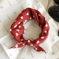 Pañuelo cuadrado de algodón y lino rojo con corazones blancos anudado con estilo - Corazón Rojo
