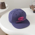 Detail des bestickten rosa ovalen Logos auf der tiefvioletten Hip-Hop-Cap mit flachem Schirm - 52-54cm (3-8 Jahre) / Marineblau