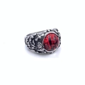 Makroaufnahme des Gothic-Rings mit rotem Teufelsauge und silbernen Vogelgravuren - US 7 / Rote Augen