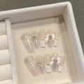 Detalle de uñas artesanales con lazos 3D y perlas en un estuche de terciopelo - XS / Ataúd Mediano (1540)