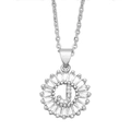 Vue détaillée du pendentif lettre J avec zircons taille baguette en motif de soleil rayonnant - Lettre J