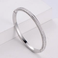 Vista dettagliata del bracciale argento con doppia fila di cristalli su cubi geometrici - Color Acciaio