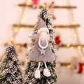 Simpatico angelo di Natale in peluche grigio chiaro con ali d'argento e cappello in maglia - Angelo con Gambe a Penzoni Grigio