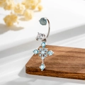 Silberner Bauchpiercing mit hellblauem Kreuzanhänger und klaren Zirkon-Steinen - Hellseeblau