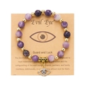 Λεπτομέρεια macro από μωβ πέτρινο βραχιόλι Evil Eye σε κάρτα δώρου από κραφτ - Πέτρα Πασχαλιάς