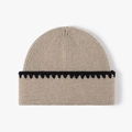 Handgemaakte gestreepte gebreide muts in beige met decoratieve zwarte golfrand - Eén maat / Khaki