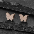 Detailaufnahme von roségoldenen Schmetterlingsohrringen mit schimmernder Frost-Textur - Roségoldener Schmetterling