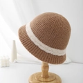 Primer plano detallado del sombrero de punto con raya de felpa en soporte de madera - 55-59CM / Caqui + Rayas Beige