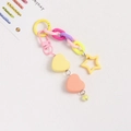 Primer plano de llavero de resina con corazones rosa y amarillo y cadena de colores - Amarillo y Rosa