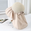 Detail van beige strooien zonnehoed met nekbescherming en een elegante strik voor de zomer - M / Abrikoos