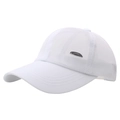 Detail der weißen Mesh-Baseballkappe mit atmungsaktivem Stoff und modischem Metallemblem - Weiß