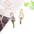 Cartoon legering kat hanger met gouden basis en grijs wit emaille voor sieraden - 10x34mm / Grijze Rug Kat