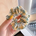 Handheld geel-groene geruite stoffen scrunchie met een zacht geplooid ontwerp - #2 Mangopudding