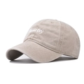 Dettaglio del ricamo 3D bianco Peachy su un cappellino in cotone beige lavato - Beige