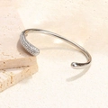 Bracelet jonc ouvert argenté avec cristaux pavés sur fond en pierre texturée chic - Style Strass (L093-7 Argenté Strass Blanc)