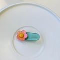 Barrette à cheveux vert menthe avec fleur rose sur un plateau de présentation blanc - Pince Verte avec Fleur Rose