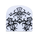 Detaillierte Strickstruktur der weißen Beanie mit schwarzem Gothic-Kreuz und Käfer-Muster - Weiß