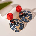 Dettaglio di orecchini floreali artistici con petali traforati blu navy e oro - Orecchini pendenti / Rosso Blu