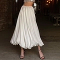 Elegante gonna lunga in raso bianco a vita alta con design a trapezio e pieghe - S / Bianco