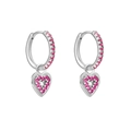 Détail des boucles d'oreilles cœur en argent serties de zircons cubiques roses - Cœur Argent Rose
