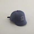 Détail d'une casquette bébé en coton bleu avec une jolie broderie de petit ours - 48-50cm 1-2 Ans / Bleu