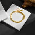 Collier double rang perles et chaîne serpent en acier doré sur bloc blanc élégant - Bracelet Doré M602