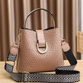 Sac seau tressé marron avec boucle dorée en U et bandoulière en toile noir et blanc - Tissé-Kaki
