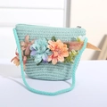 Detail der mintgrünen Strohtasche mit bunten Blumenapplikationen und Reißverschluss oben - Grün mit Blau-Orange Bouquet