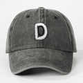 Dettaglio del ricamo 3D della lettera D bianca su cappello baseball grigio scuro - Lettera D