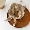 Foulard in cotone e lino kaki con ricamo bianco e pizzo su vassoio in legno - Cachi