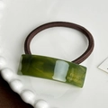 Green acetate ponytail holder with gold FR handmade logo on white ceramic plate - 4.4cm / Green