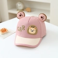 Dettaglio del cappellino rosa da neonato con leone, ricamo CAR e graziose orecchie 3D - 50cm (1-3 anni) / Rosa