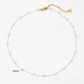 Collana barocca dorata con perle bianche da 4mm e chiusura a moschettone regolabile - Collana di perle minimalista dorata (D1256) / Oro