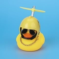 Petit canard en caoutchouc pour voiture avec casque à hélice jaune et lunettes de soleil - Canard avec Casque Aléatoire