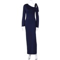 Dettaglio dell'abito blu scuro con spalle scoperte e scollatura asimmetrica aderente - S / Blu Notte