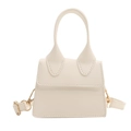 Dettaglio della mini borsa a tracolla crema con texture in pelle PU e fibbie in metallo oro - Bianco