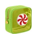 Detalle de neceser de lona verde con ventana de PVC y bordado de espiral roja - Verde 1 (Bordado de Remolino) / Bolso cuadrado pequeño