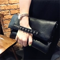 Schwarze Falten-Clutch aus Leder mit Metallnieten und praktischer Handschlaufe - Schwarz