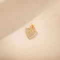 Pendentif bouclier doré avec cristaux étincelants et motif œil solaire sur cuir - Bouclier Flocon de Neige (Pendentif Uniquement (Sans Chaîne)) / Doré